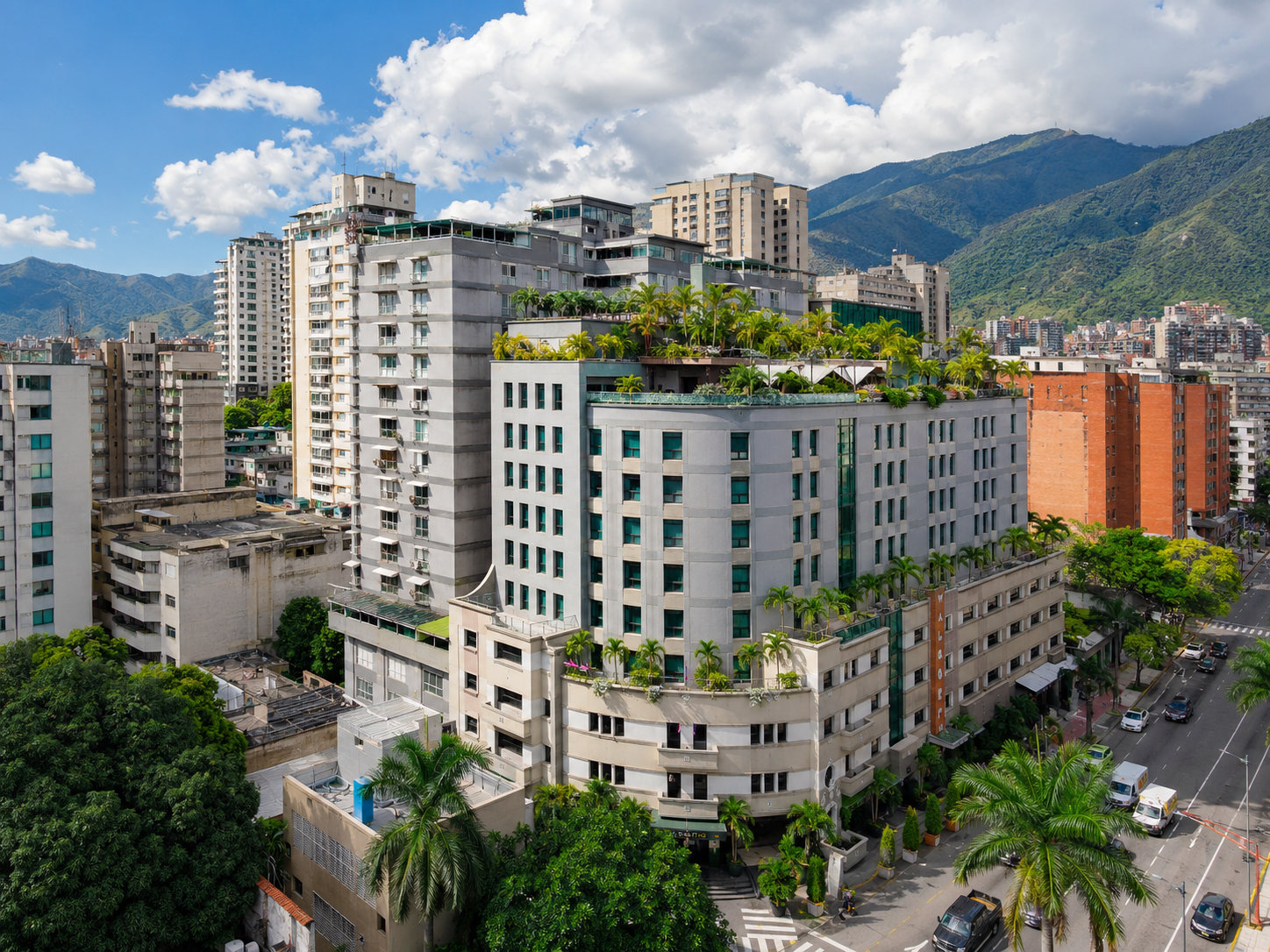 Fachada nocturna iluminada del Waldorf Hotel Caracas