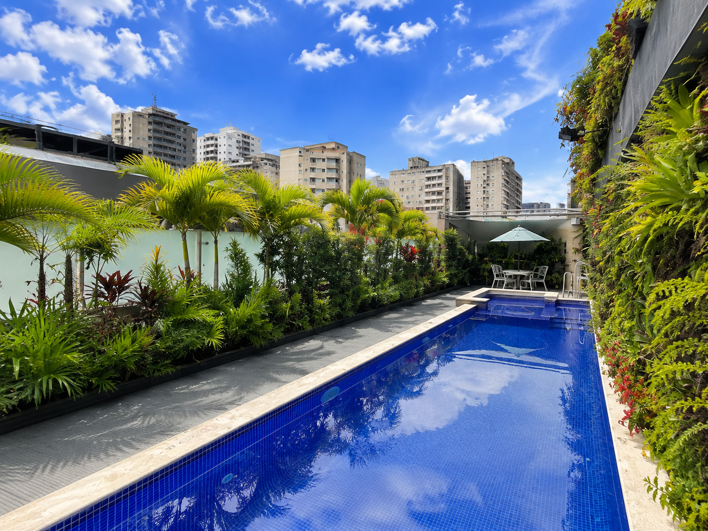 Habitaciones y baños elegantes del hotel