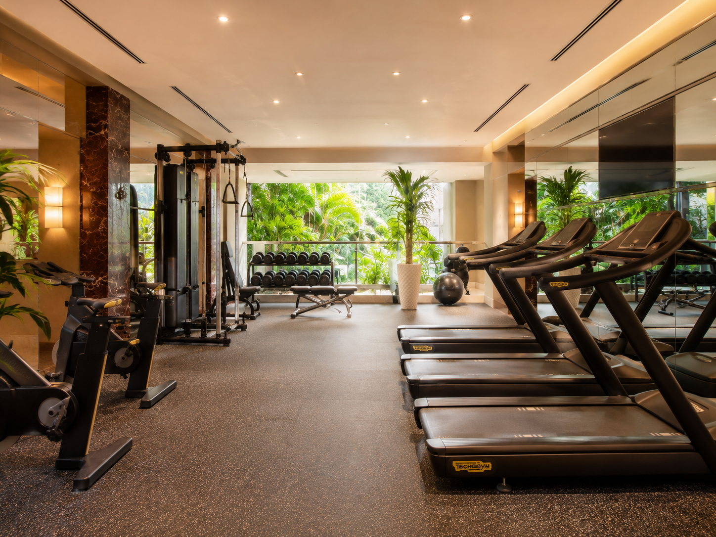 Gimnasio del hotel con equipamiento moderno